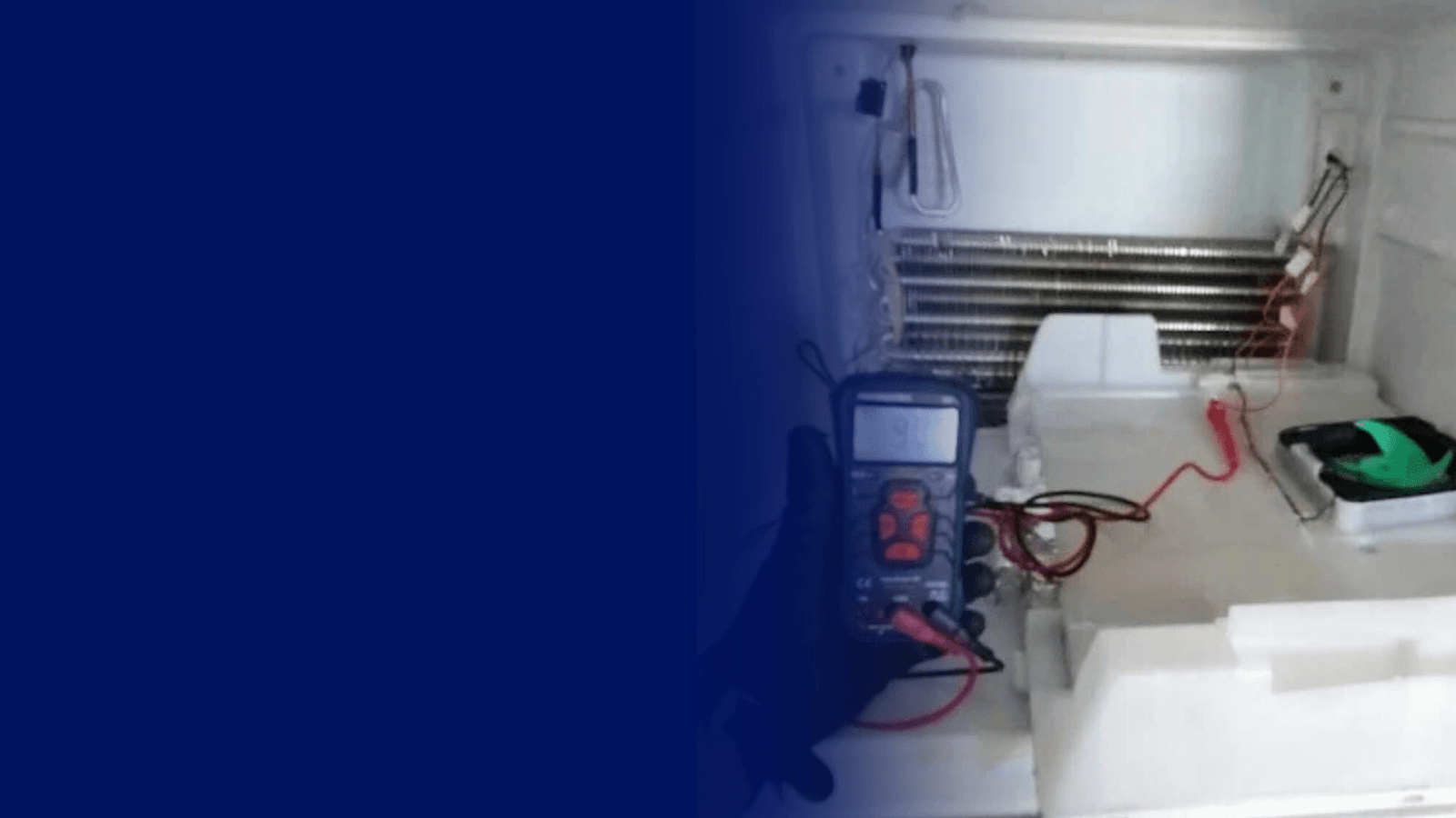 Diagnóstico técnico em componentes internos de freezer ilustrando o serviço de conserto de freezer em Curitiba com atendimento rápido.