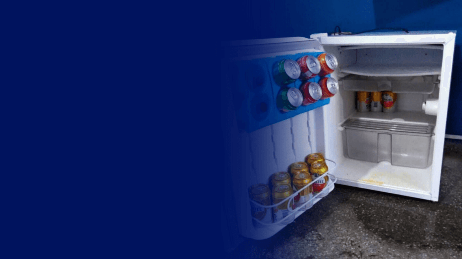 Frigobar branco aberto e abastecido com bebidas, ilustrando o serviço especializado de conserto de frigobar em Curitiba para residências, hotéis e escritórios.