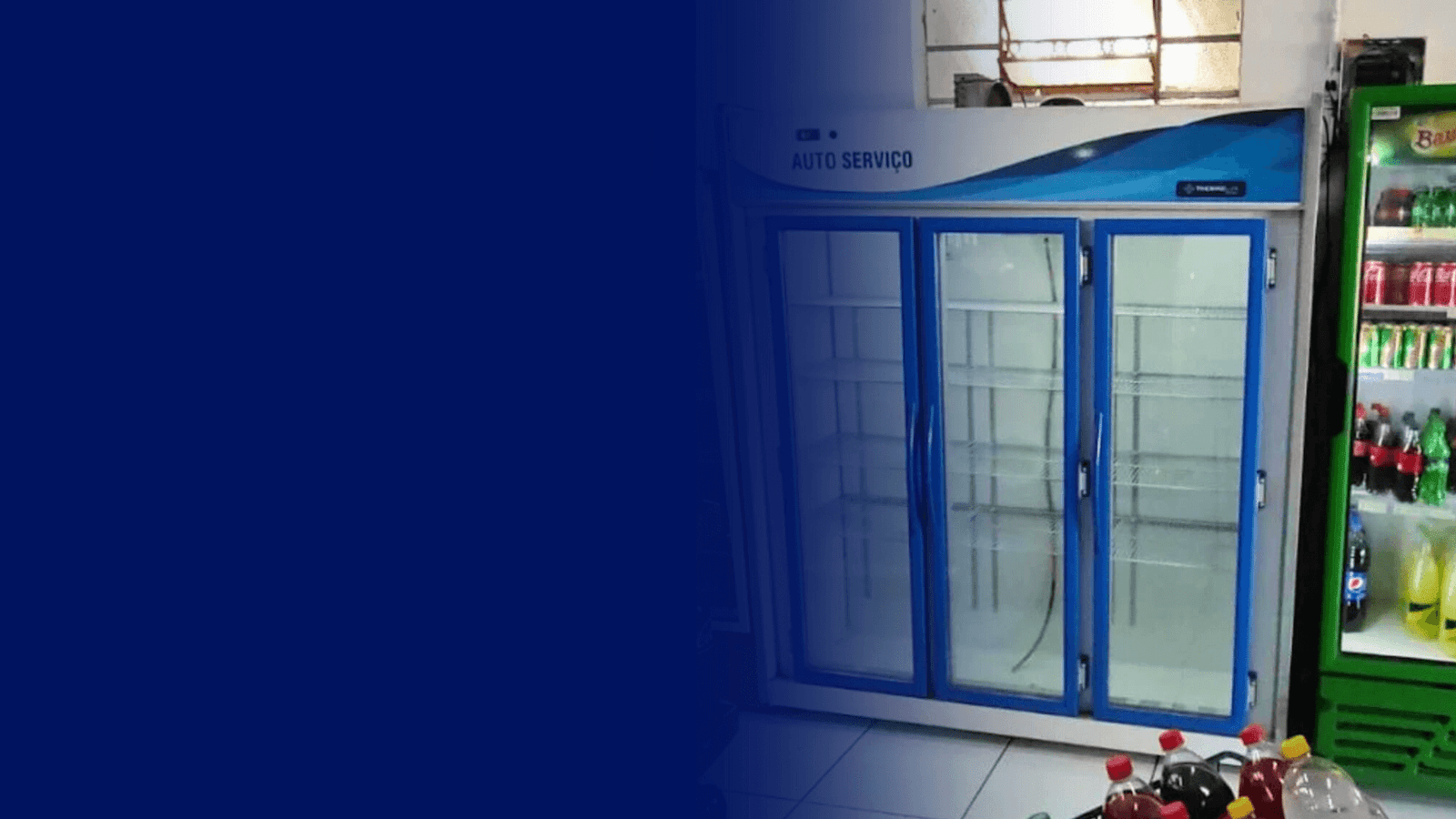 Geladeiras expositoras comerciais de auto serviço e cervejeiras em funcionamento, ilustrando o serviço de manutenção de geladeira expositora em Curitiba para bares e mercados.