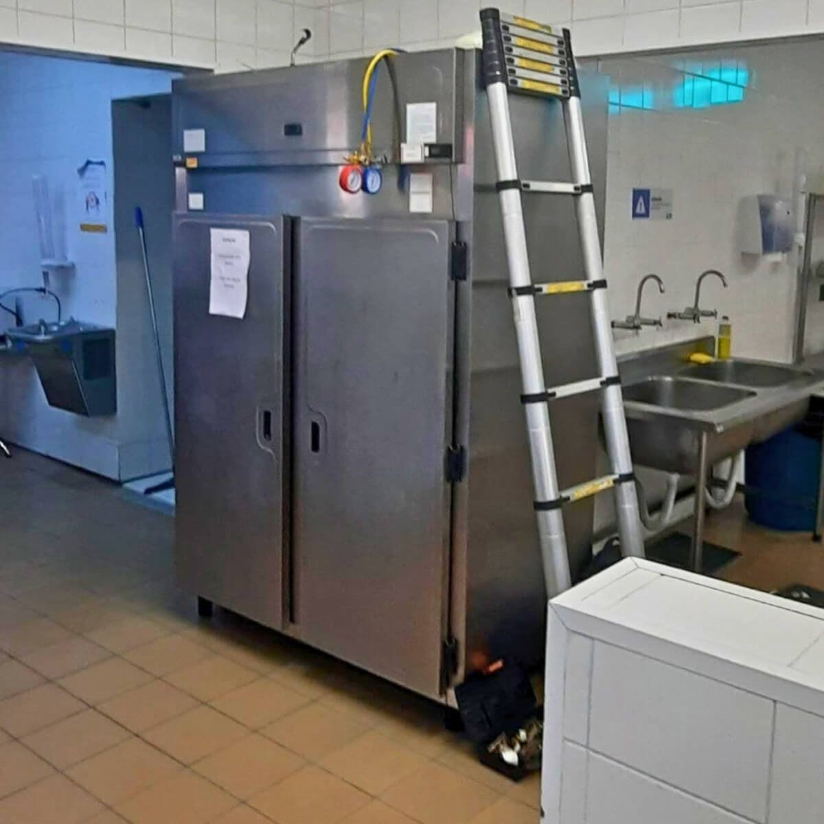 Câmara fria comercial de aço inox em cozinha industrial para serviço de conserto e manutenção em Curitiba pela Veralice Refrigeração.