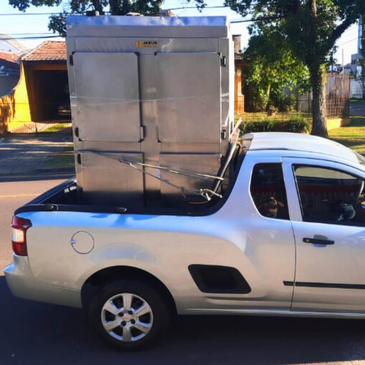 Transporte seguro de geladeira comercial em veículo da Veralice para reparo complexo na oficina em Curitiba.
