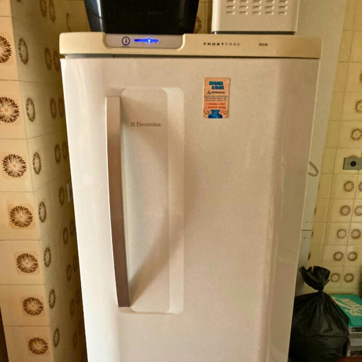 Freezer vertical doméstico antigo recuperado e funcionando perfeitamente após visita técnica.