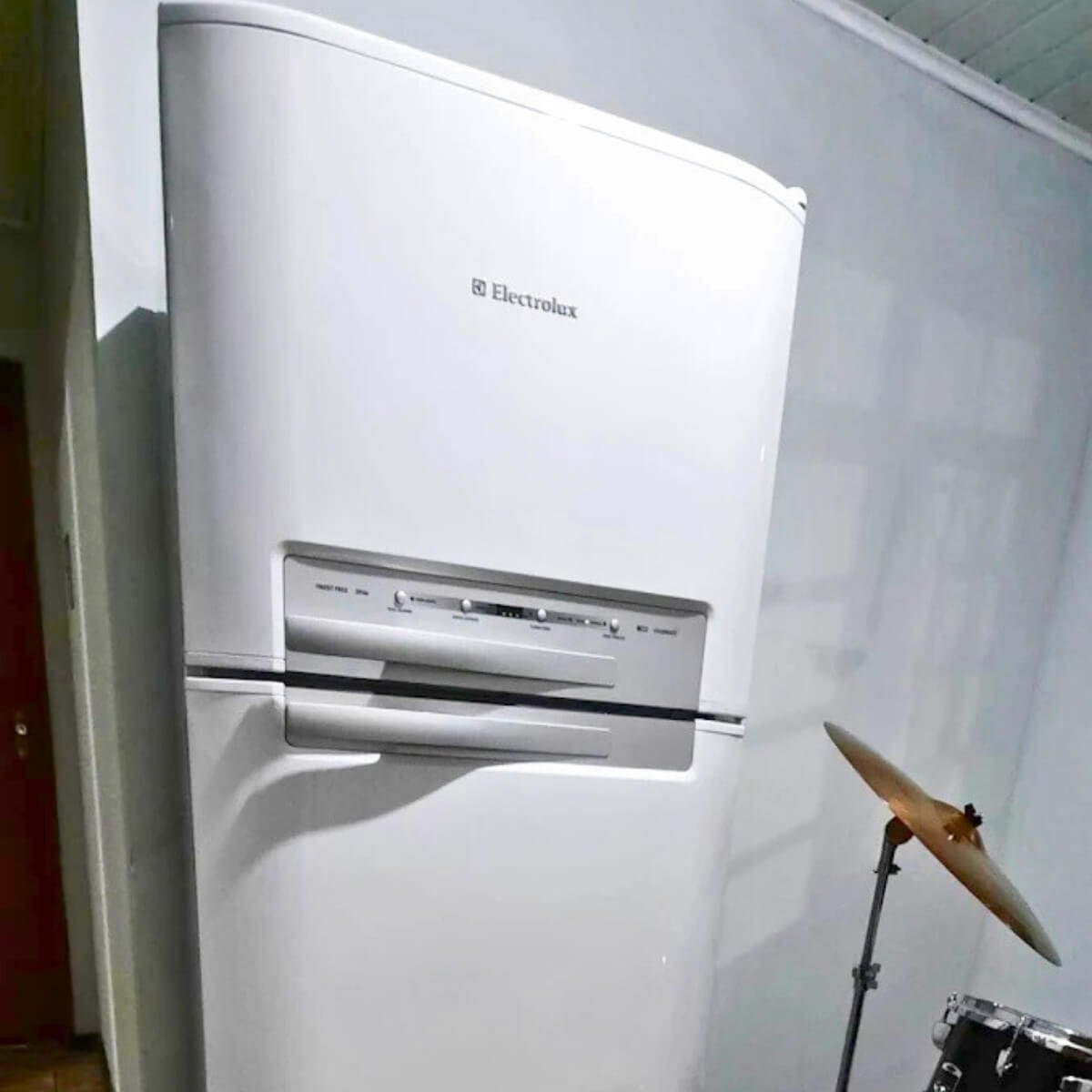 Refrigerador Electrolux branco duplex funcionando corretamente após troca de termostato.