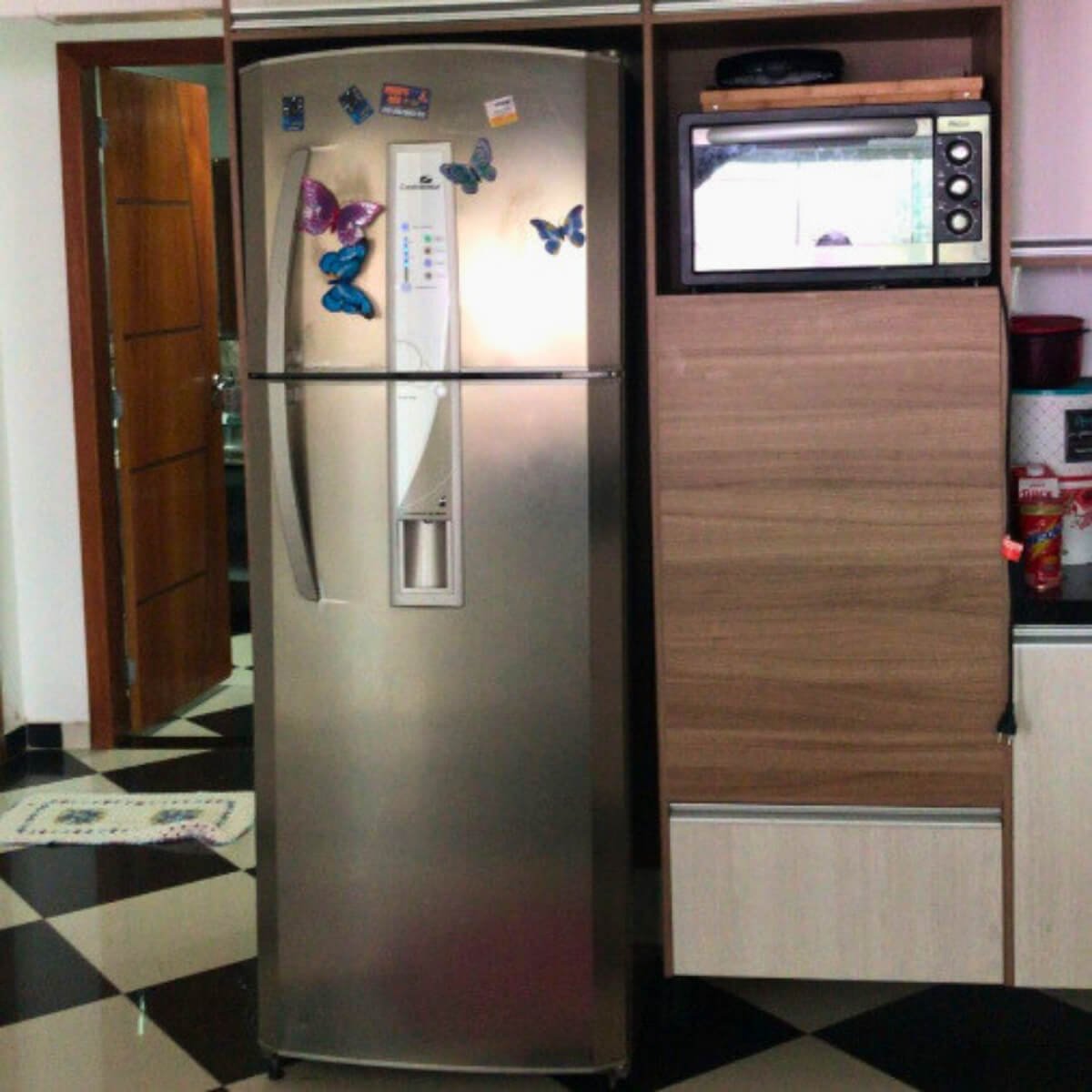 Geladeira Inox Frost Free instalada e testada em residência após conserto.