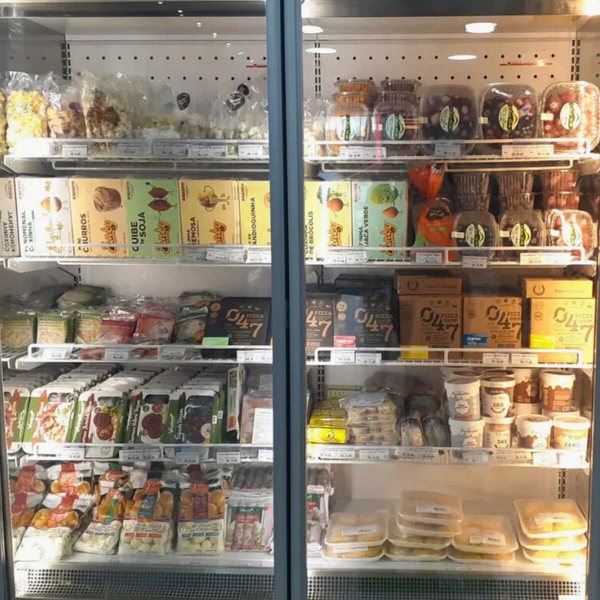 Balcão refrigerado expositor de laticínios e frios operando na temperatura ideal em mercado local.